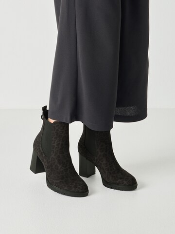 Tamaris Chelsea Boots in Grau