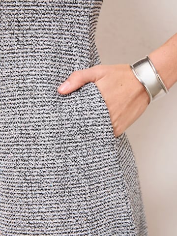 pelēks Friends Like These Kleita