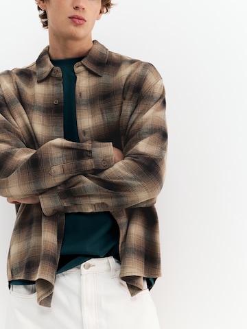 Pull&BearComfort Fit Košulja - smeđa boja