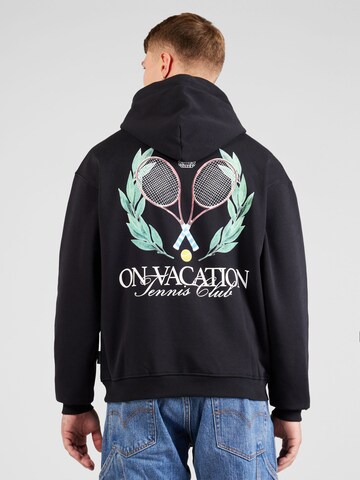 On Vacation Club Sweatshirt in Schwarz: Vorderseite