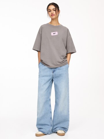 Pull&Bear T-shirt 'TICKETS' i grå