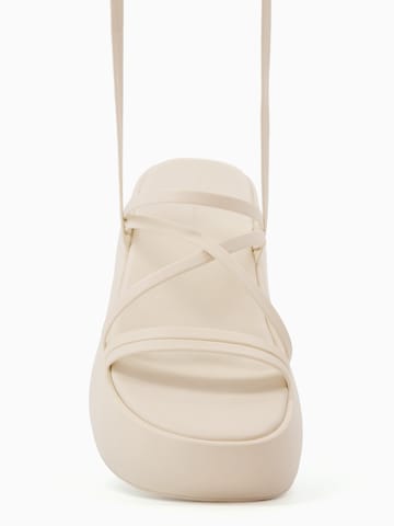 Bershka Sandalen met riem in Beige