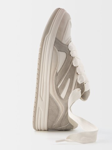 Bershka Sneaker in Beige