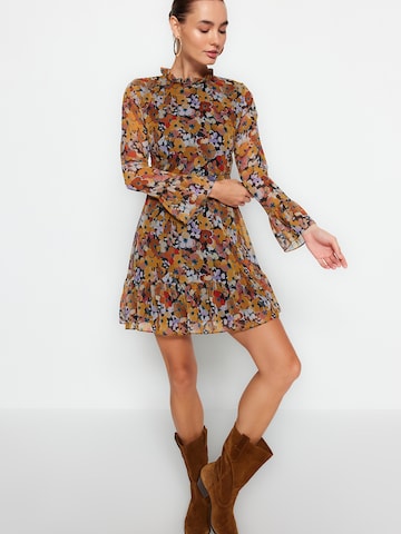 Trendyol Платье в Бежевый