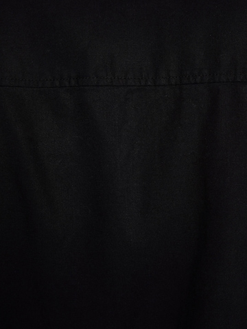 Bershka Comfort Fit Paita värissä musta