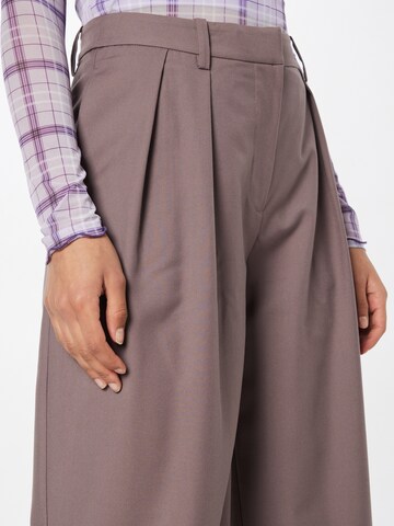 WEEKDAY Wide leg Pleat-front trousers 'Hazel' in Brown