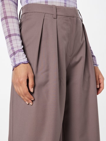 WEEKDAY Wide leg Pleat-Front Pants 'Hazel' in Brown