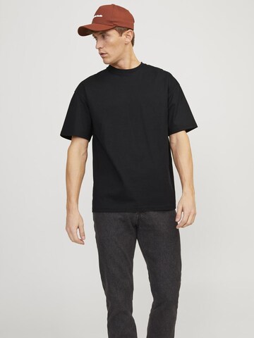 Tricou 'Vibe' de la JACK & JONES pe negru: față