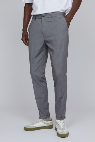 Matinique Regular Chino Pants 'Liam' in Grey: front
