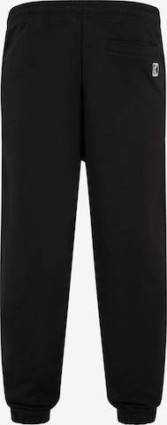 Karl Kani Tapered Broek in Zwart: voorkant