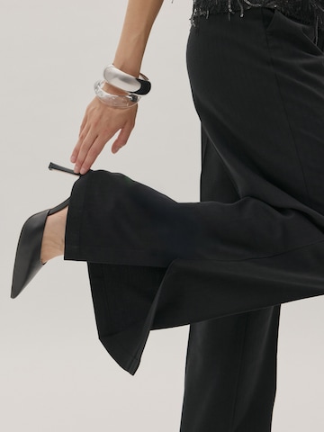 KAVAZI Flared Hose in Schwarz