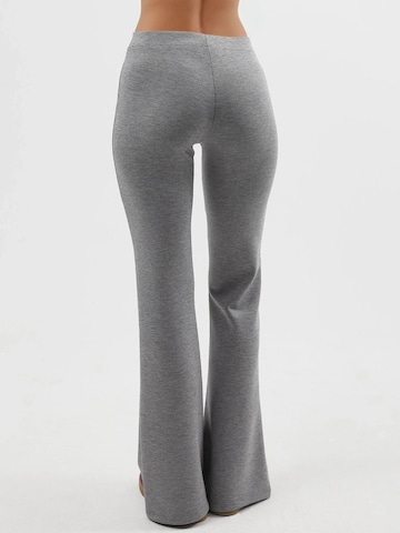 Busem - Flared Calças em cinzento