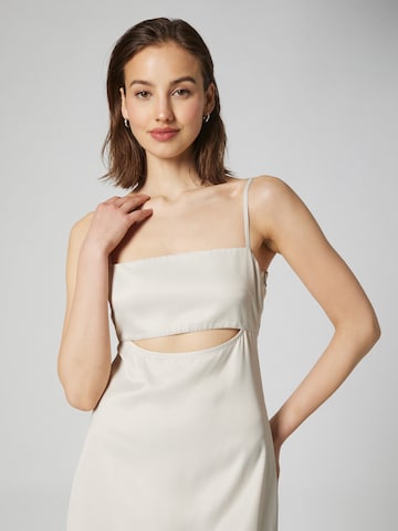 A LOT LESS - Vestido de noche 'Luise' en blanco