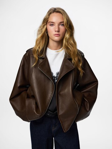 Veste mi-saison 'PCJOSIE' PIECES en marron : devant