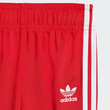 ADIDAS ORIGINALS Облекло за бягане 'Adicolor' в червено