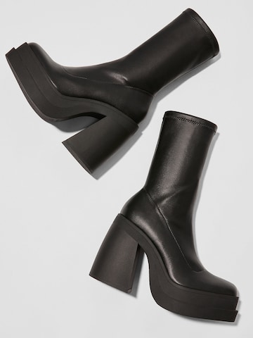 Botine de la Bershka pe negru