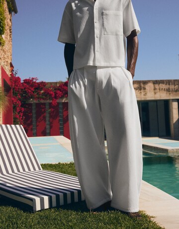 Bershka Wide leg Byxa i vit: framsida