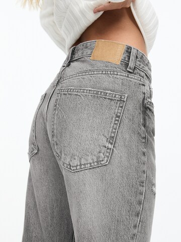 Pull&Bear Lużny krój Jeansy w kolorze szary