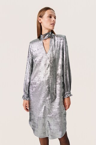 SOAKED IN LUXURY Kleid 'Ronya' in Silber: Vorderseite