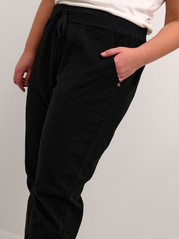 Tapered Pantaloni 'Nana' di KAFFE CURVE in nero