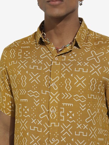 Campus Sutra - Ajuste confortable Camisa ' Everett ' en amarillo