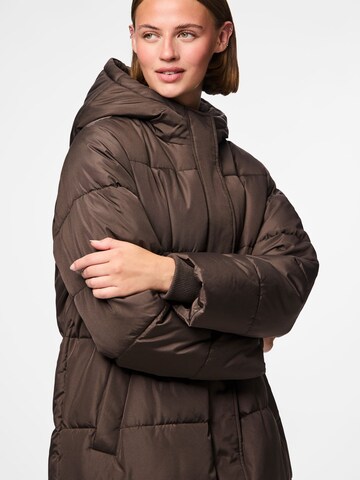 Cappotto invernale 'PCMADDIE' di PIECES in marrone