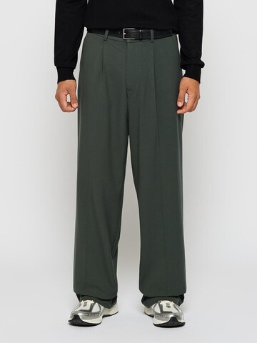 Burocs Loose fit Pleat-Front Pants in Grey: front