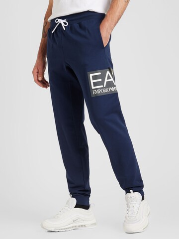 EA7 Emporio Armani Дънки Tapered Leg Панталон в синьо: отпред