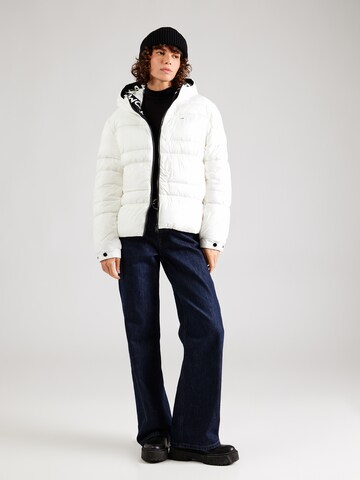 Tommy Jeans - Chaqueta de invierno en blanco