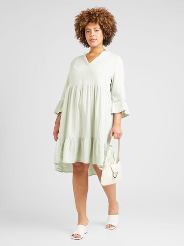 Robe 'Thyra' ONLY Carmakoma en vert