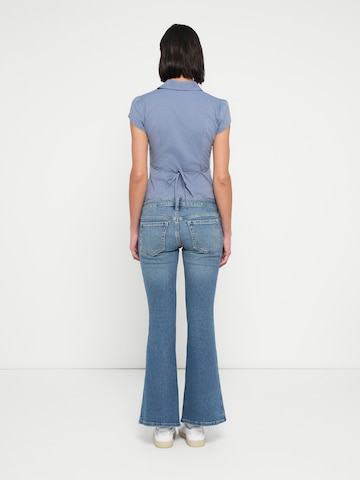 HOLLISTER Flared Jeans in Blau