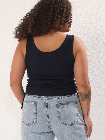 Haut Trendyol Curve en bleu