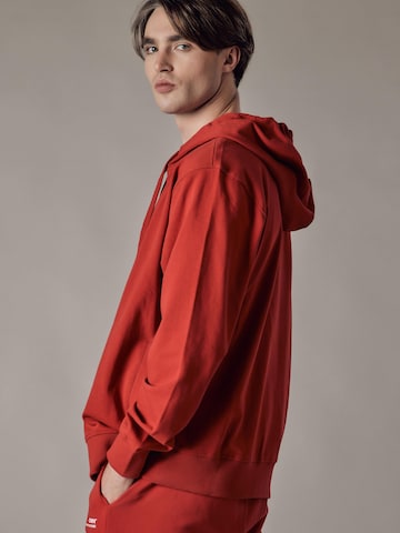 Sweat-shirt 'Felpa con Cappuccio e Zip' OWN Off With Nature en rouge