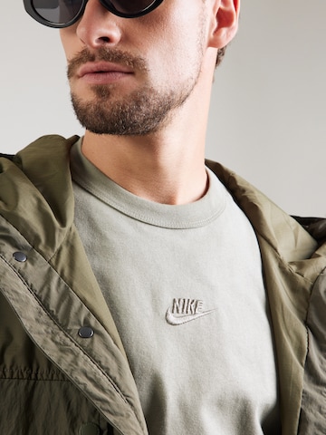 T-Shirt 'Premium Essentials' Nike Sportswear en vert