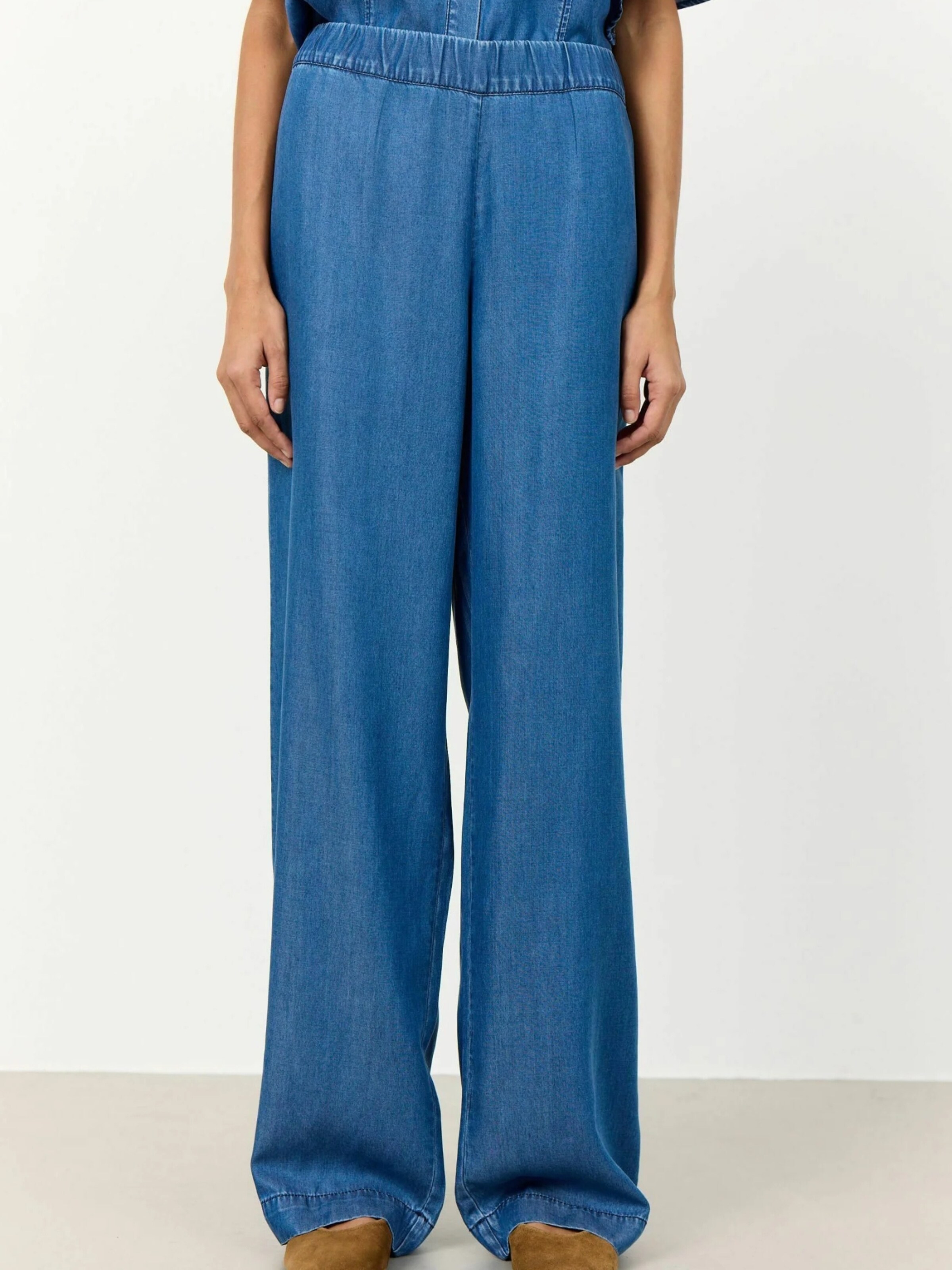 Levete Room Loose fit Pants in Blue: front