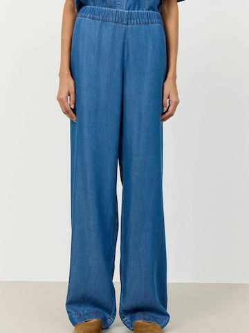 Levete Room Loosefit Housut värissä sininen: etupuoli