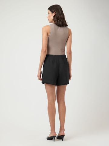 YAS Regular Shorts in Schwarz