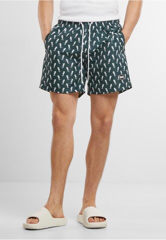 Shorts de bain Urban Classics en vert : devant
