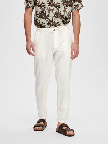 SELECTED HOMME Regular Chino trousers 'Brody' in White