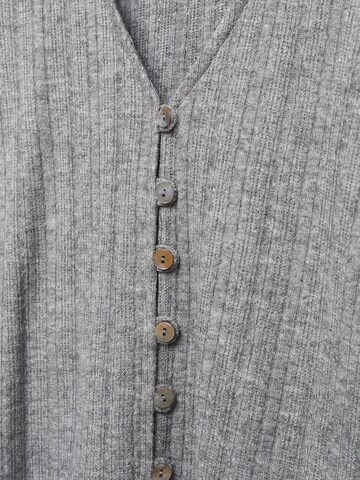 Cardigan 'PENNY' MANGO en gris