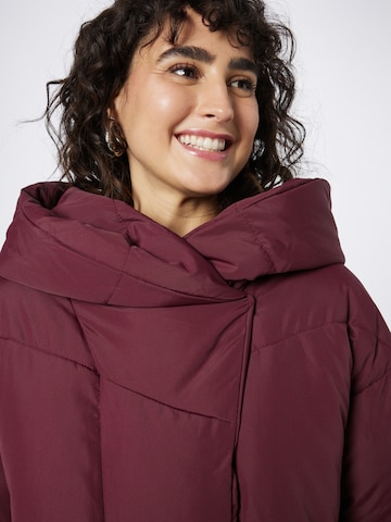 Manteau d’hiver 'TALLY' Noisy may en rouge