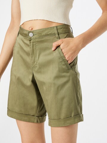 VILA Regular Shorts in Grün