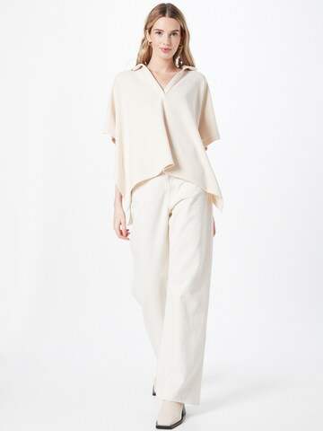 COMMA Cape in Beige