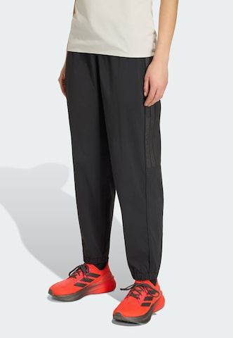 Loosefit Pantalon de sport 'Audi Revoult F1 Team Engineers & Marketing' ADIDAS PERFORMANCE en noir : devant