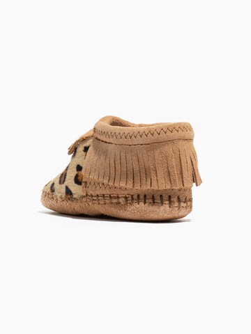 Minnetonka Ботуши 'Riley Suede' в кафяво