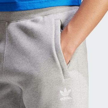 Effilé Pantalon 'Trefoil Essentials' ADIDAS ORIGINALS en gris