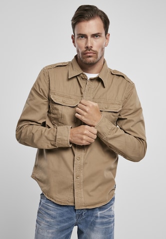 Brandit - Ajuste regular Camisa en beige: frente