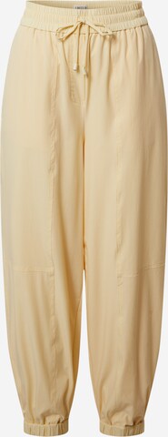 EDITED Loosefit Byxa 'Kai' i beige: framsida