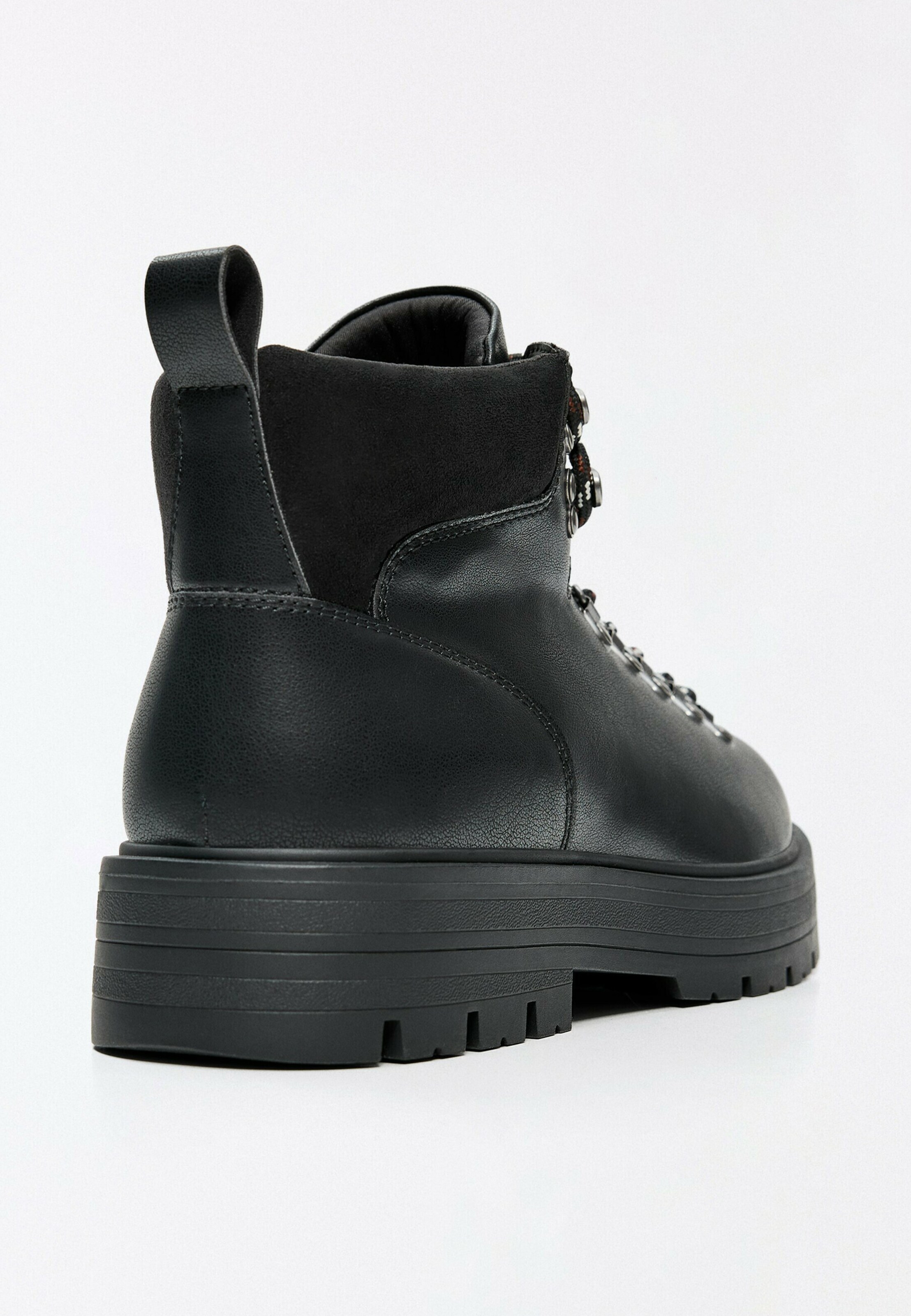 Boots stringati di Bershka in nero