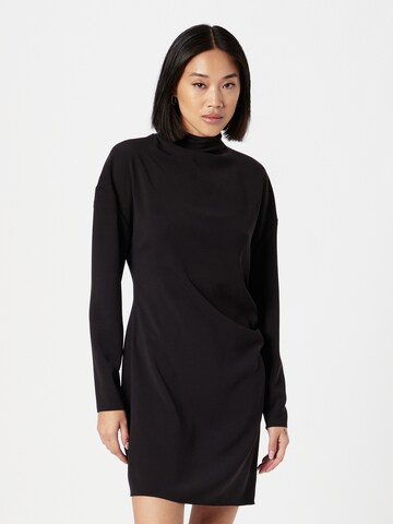 Rochie de la Calvin Klein pe negru: față